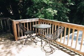 Outdoor dining - Boho 2 bedroom in downtown Floyd, VA-Golden Maple (Floyd)