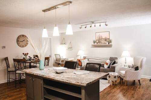 Boho 2 bedroom in downtown Floyd, VA-Golden Maple