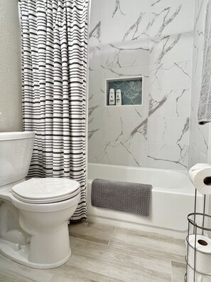 Combined shower/tub, hair dryer, towels
