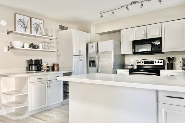 Een koelkast, een microgolfoven, een oven, een kookplaat