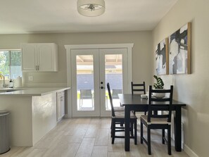 Dining - Downtown Gilbert *Pet-Friendly* Getaway (Gilbert)