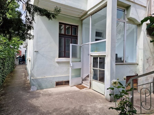 House with yard in the centre of the city not far from the beach