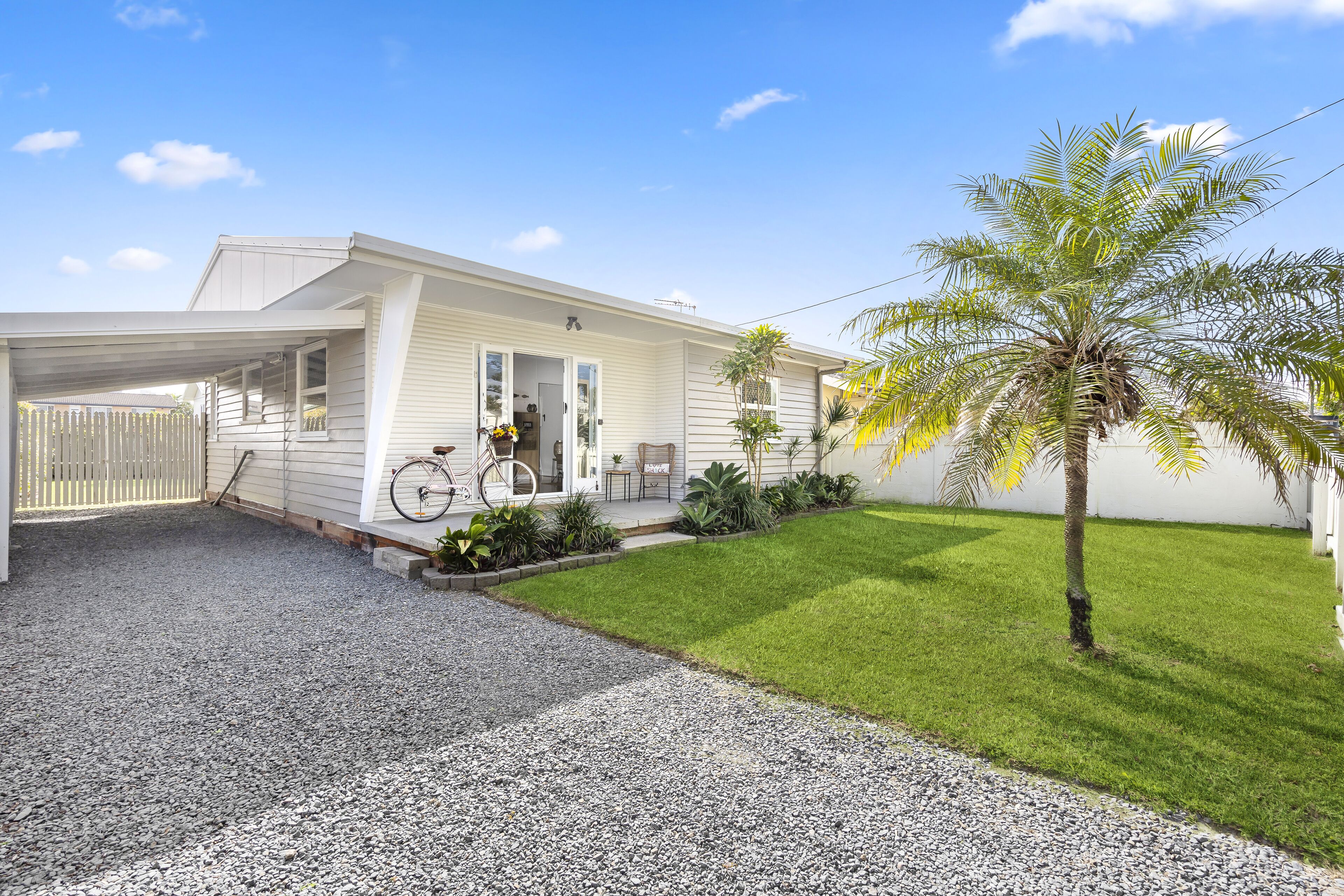 Cosy Beachside Cottage, walk to beach, shops, cafes