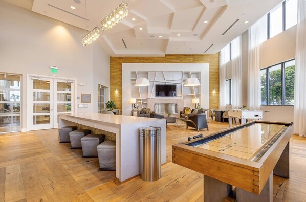 Games room - Lovely Doral 1 BR w/ Gym & Pool, by Blueground (Miami)