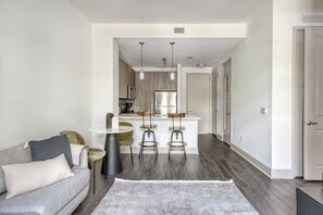 TV, stereo - Lovely Doral 1 BR w/ Gym & Pool, by Blueground (Miami)