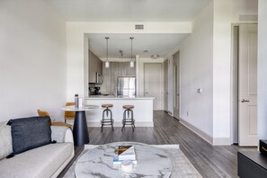 TV, stereo - Lovely Doral 1 BR w/ Gym & Pool, by Blueground (Miami)