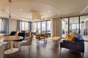 TV, stereo - Lovely Doral 1 BR w/ Gym & Pool, by Blueground (Miami)