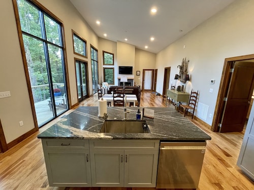 Stunning Mountain-Modern Cabin Close to Asheville w/Hot Tub