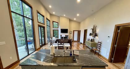 Stunning Mountain-Modern Cabin Close to Asheville w/Hot Tub