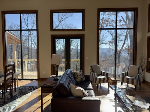 Stunning Mountain-Modern Cabin Close to Asheville w/Hot Tub