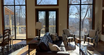 Stunning Mountain-Modern Cabin Close to Asheville w/Hot Tub