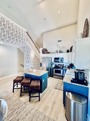 Frigorifero, microonde, forno, piano cottura