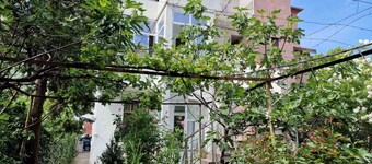 Central house with yard not far from the beach