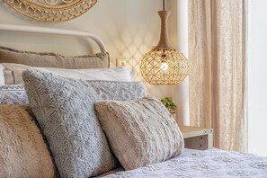 3 habitaciones, escritorio y tabla de planchar con plancha 