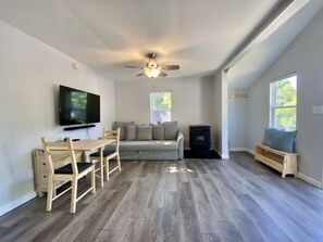 Smart TV, chimenea, biblioteca musical y estéreo 