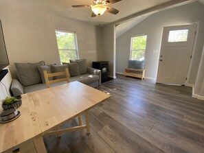 Smart-TV, Kamin, Musikbibliothek, Stereoanlage