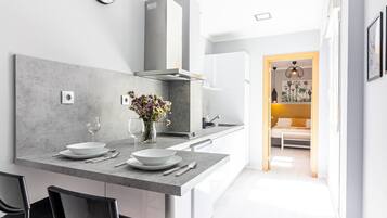 Een koelkast, een magnetron, een koffiezetapparaat/waterkoker