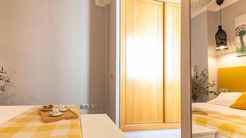 1 slaapkamer, een strijkplank/strijkijzer, internet, beddengoed