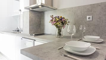 Een koelkast, een magnetron, een koffiezetapparaat/waterkoker