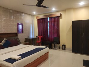 Estudio Premium | Ropa de cama de alta calidad, cortinas opacas, sistema de insonorización