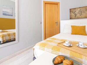 1 slaapkamer, een strijkplank/strijkijzer, internet, beddengoed