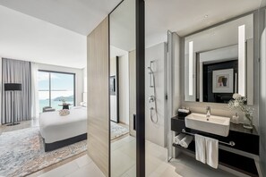 Minibar, coffres-forts dans les chambres, bureau