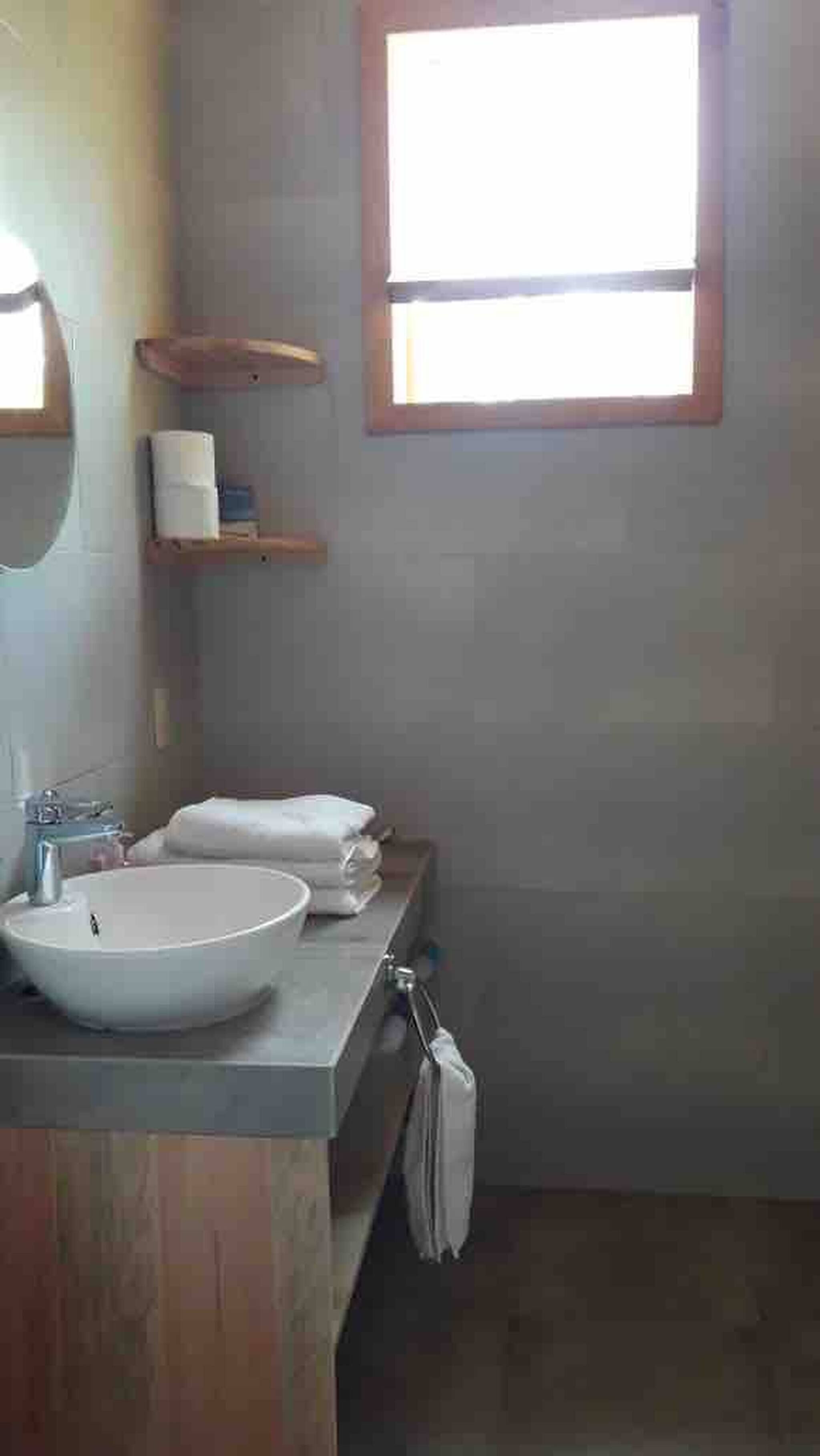 Douche, sèche-cheveux, serviettes fournies