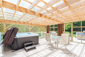 Outdoor dining - The Charming Cabin **Hottub*Gym*Firepit**(Pet-friendly) (Catskill)