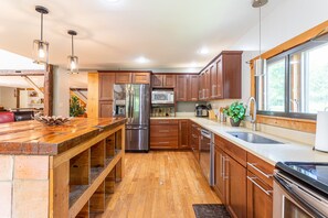 Fridge, microwave, oven, stovetop - The Charming Cabin **Hottub*Gym*Firepit**(Pet-friendly) (Catskill)