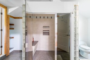 Badewanne, Whirlpool, Haartrockner, Handtücher