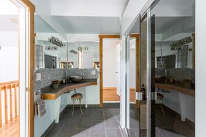 Badewanne, Whirlpool, Haartrockner, Handtücher