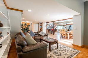 Smart-TV, Kamin, Tischfußball, Bücher
