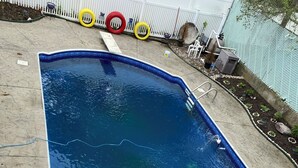 Piscina rectangular con borde blanco y un pequeño acceso.