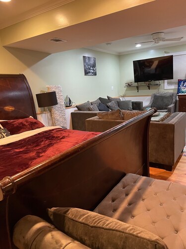 1 beautiful master bedroom , bathroom ( Not an entire house ) 