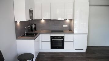 Kühlschrank, Mikrowelle, Herdplatte, Geschirrspüler