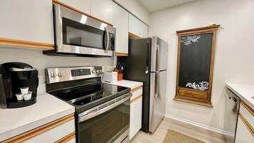 Een koelkast, een microgolfoven, een oven, een kookplaat