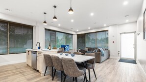 Dining - 3-bedroom house Daily/Monthly Rates Available (Parksville)