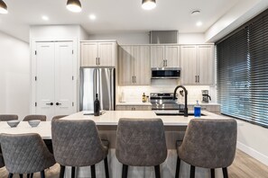 Fridge, microwave, oven, stovetop - 3-bedroom house Daily/Monthly Rates Available (Parksville)