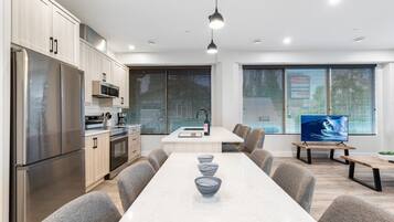 Refrigerador, microondas, horno y parrilla de estufa