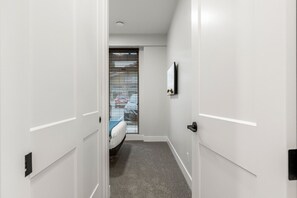 3 habitaciones, escritorio, tabla de planchar con plancha y wifi gratis 