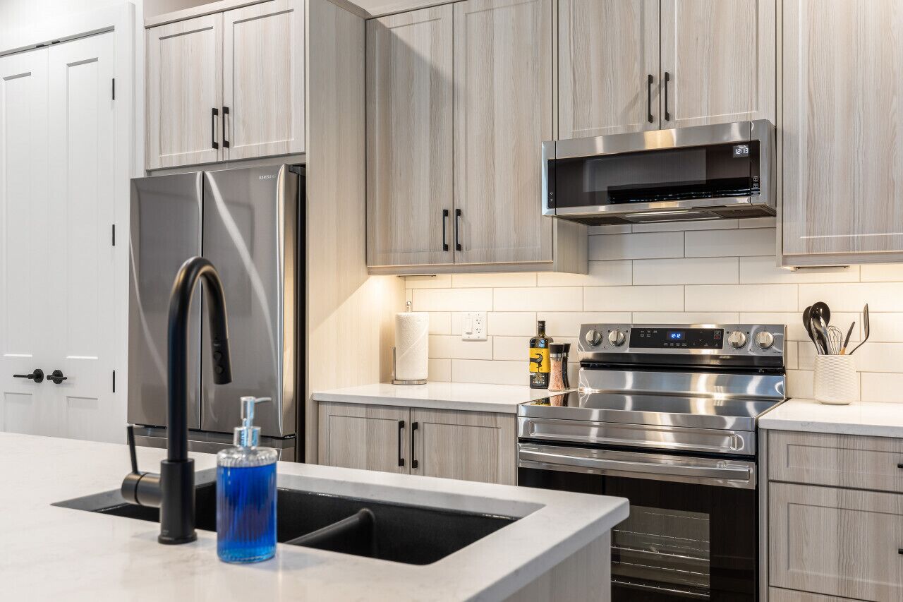 Réfrigérateur, micro-ondes, four, plaque de cuisson