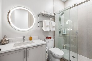 Secador de pelo, toallas, jabón y champú