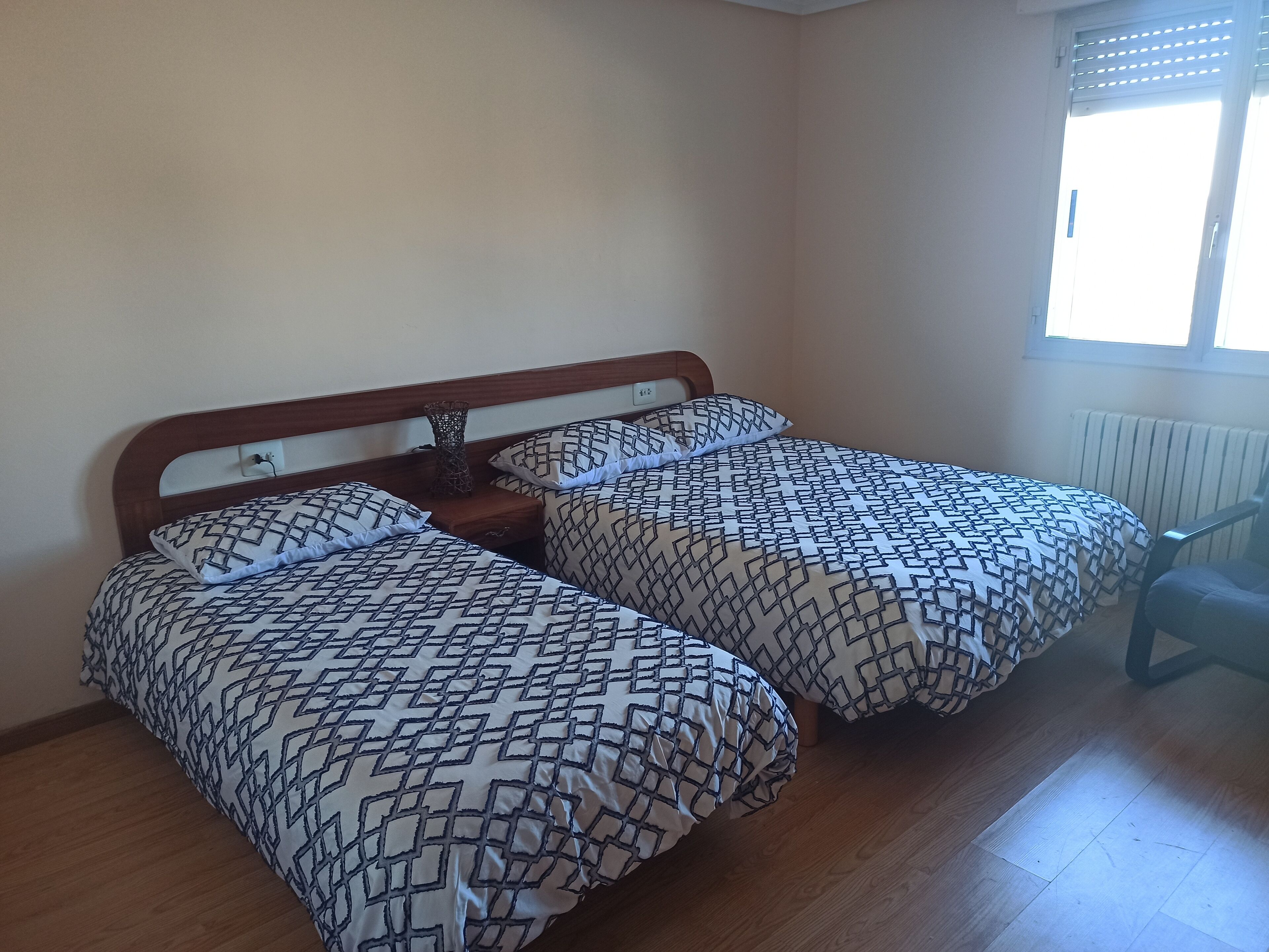 3 habitaciones, cuna de viaje y ropa de cama 