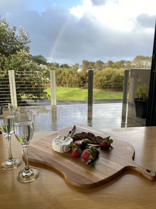 Outdoor dining - Spacious tranquil 2 bed apartment, largest sunny balcony overlooking golf course (Barwon Heads)