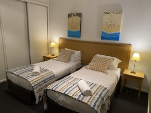 2 bedrooms, desk, iron/ironing board, free WiFi - Spacious tranquil 2 bed apartment, largest sunny balcony overlooking golf course (Barwon Heads)
