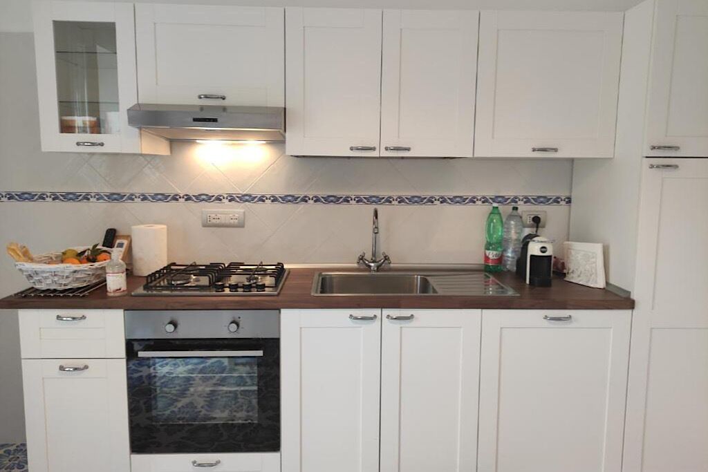 Frigorifero, forno, piano cottura, bollitore elettrico