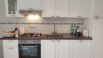 Kühlschrank, Ofen, Herdplatte, Wasserkocher