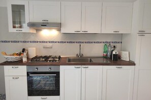 Kühlschrank, Ofen, Herdplatte, Wasserkocher