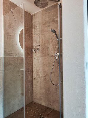 Shower, hair dryer, towels - Appartement 1, Benedikt, 28qm (Prien am Chiemsee)