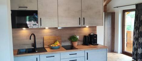 Køleskab, mikrobølgeovn, kogeplade, opvaskemaskine